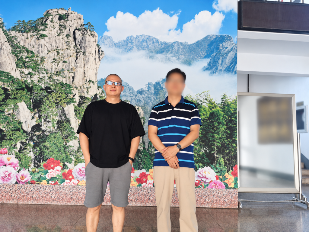 Harry Lee visiting a glass bottle and jar factory in Xuzhou Jiangsu in 2021