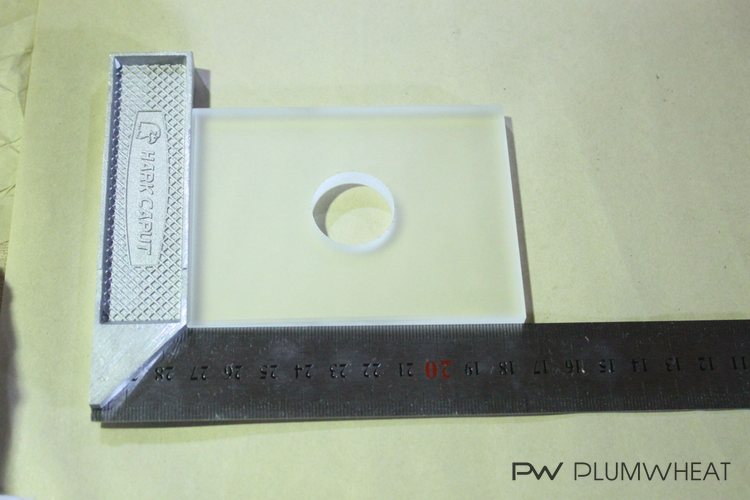 Dimension check of a rectangular LED glass component with a central opening