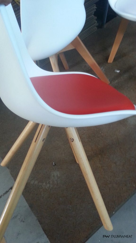 PW818 chair with white plastic shell and red faux-leather cushion