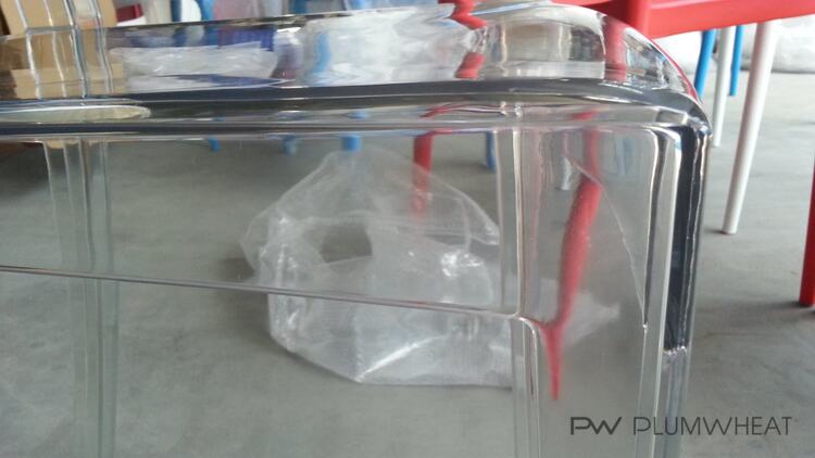 Seat edge and moulded leg structure of the PW884 chair